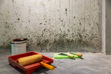 Tadilat evi, duvarlara beton döken bir boyacı eski zeminin üzerine beton döken döküntüler..