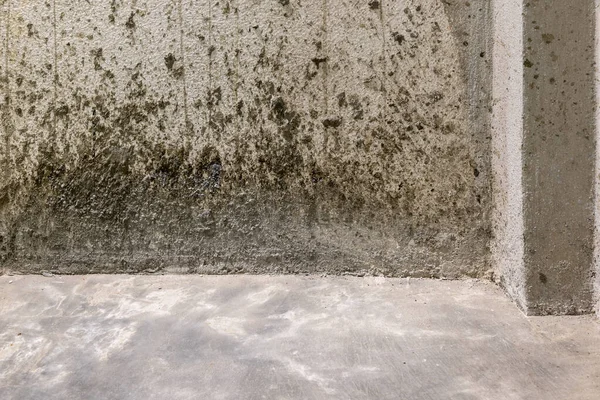 改修家 古い床に新しいコンクリート層を注ぐから壁にコンクリートの破片をはね — ストック写真