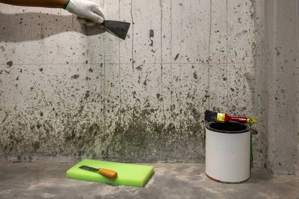 Casa Ristrutturazione Pittore Raschiando Detriti Cemento Versare Nuovo Strato Cemento — Foto Stock