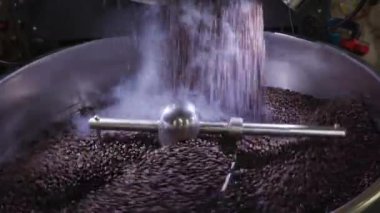 Profesyonel makinede kızartılmış taze Arap kahve çekirdekleri..