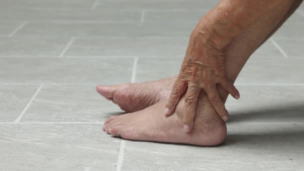 Elderly Woman Massage Varicose Vein Swollen Feet — Vídeo de stock