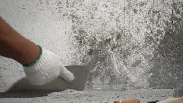 Renovation Home Painter Scraping Concrete Debris Wall Splashing New Concrete — Vídeo de Stock