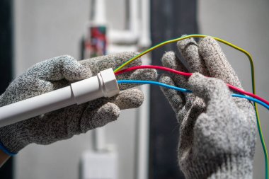 Elektrikçi PVC kanalına kablo çekiyor