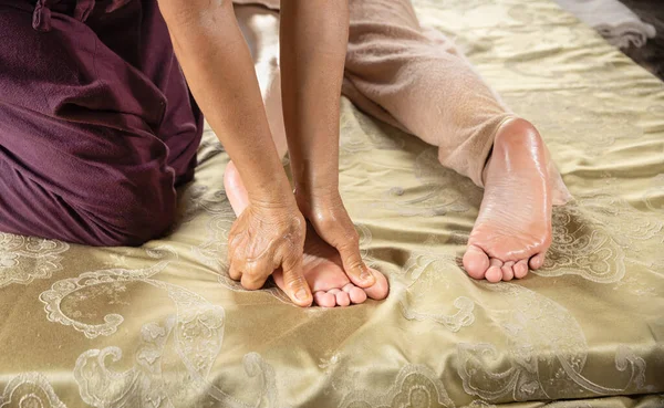 Woman Get Oil Foot Massage Traditional Spa Salon — Stockfoto