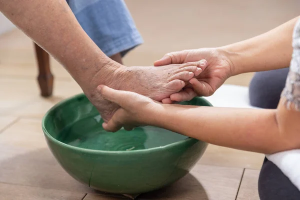 Female Caregiver Wipes Elderly Woman Feet Towel — Stock Photo, Image