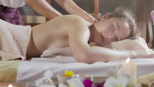 Asian Female Get Relaxing Back Massage Treatment Spa Salon Healthy — Vídeo de Stock