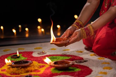Geleneksel diya lambaları diwali kutlamalarında yanar