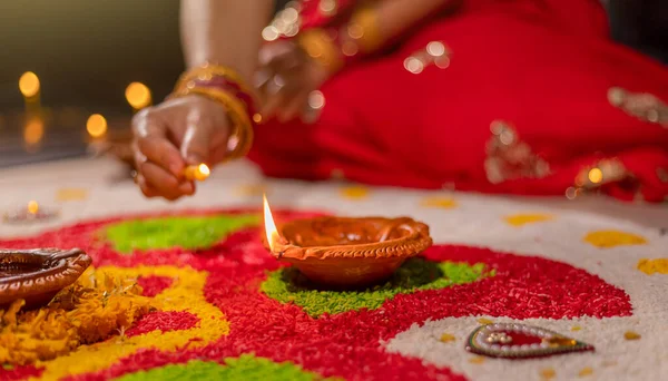 Geleneksel diya lambaları diwali kutlamalarında yanar