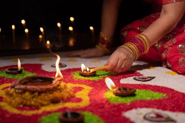 Geleneksel diya lambaları diwali kutlamalarında yanar