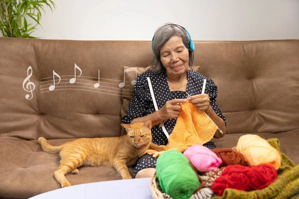 Music Knitting Therapy Dementia Treatment Elderly Woman — Stockfoto