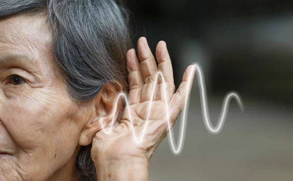 老年妇女听力丧失 — 图库照片