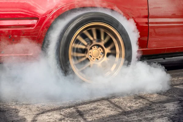 Trascina Auto Corsa Bruciando Pneumatico Alla Linea Partenza Pista — Foto Stock