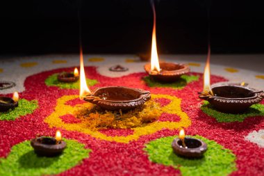 Geleneksel diya lambaları diwali kutlamalarında yanar
