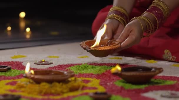 Diwali庆典期间点燃的传统Diya灯 — 图库视频影像