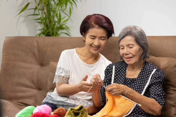 Elderly Woman Daughter Knitting Together Protect Dementia Memory Loss — 图库照片