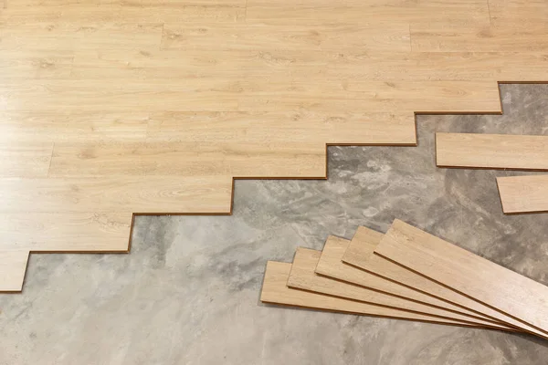 Worker Installing Interlocking Laminate Floor Home Renovation — Stockfoto