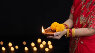 Geleneksel diya lambaları diwali kutlamalarında yanar