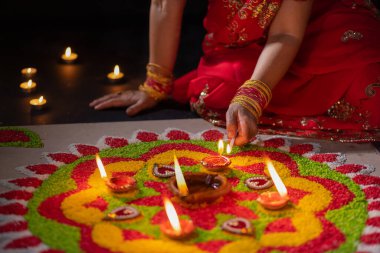 Geleneksel diya lambaları diwali kutlamalarında yanar