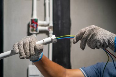 Elektrikçi PVC kanalına kablo çekiyor