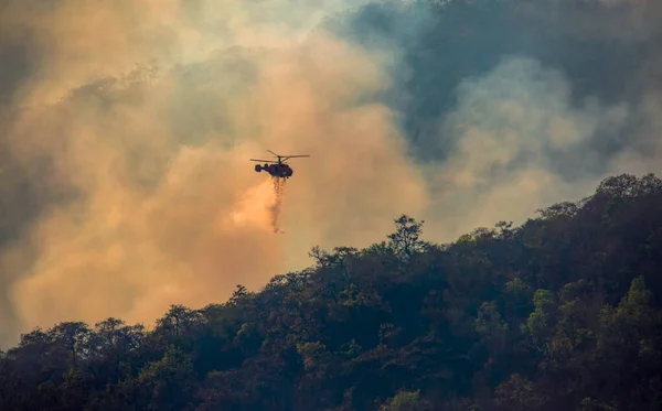 Helicóptero Extinción Incendios Arrojando Agua Fuego Salvaje — Foto de Stock