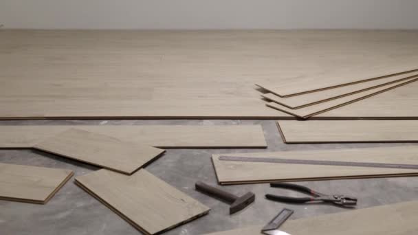 Worker Installing Interlocking Laminate Floor Home Renovation — Vídeo de Stock