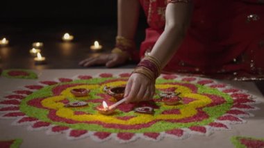 Geleneksel diya lambaları diwali kutlamalarında yanar.