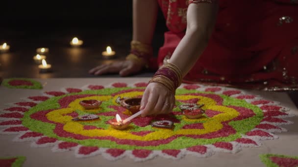 Παραδοσιακά Φώτα Diya Αναμμένα Κατά Διάρκεια Εορτασμού Diwali — Αρχείο Βίντεο
