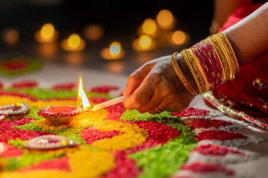 Geleneksel diya lambaları diwali kutlamalarında yanar