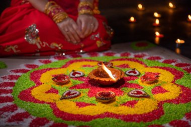 Geleneksel diya lambaları diwali kutlamalarında yanar