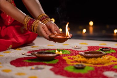 Geleneksel diya lambaları diwali kutlamalarında yanar