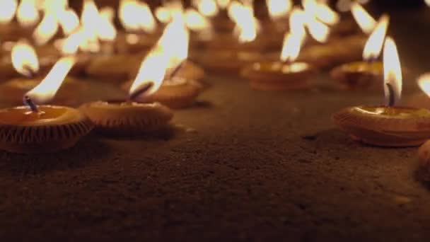 Svíčky Při Náboženském Obřadu Mělkou Hloubkou Pole — Stock video