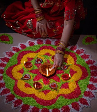 Geleneksel diya lambaları diwali kutlamalarında yanar