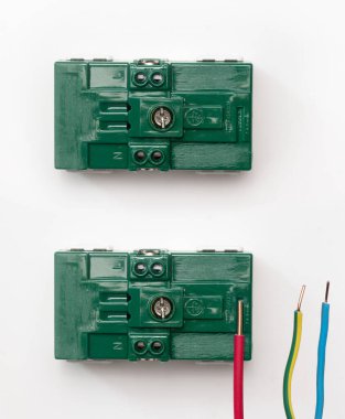 Elektrikçi, kablo uzunluğunu doğru ölçmek için cihazın arkasında gösterilen şerit göstergesini kullanır.