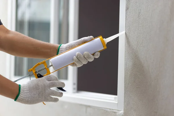 Bauarbeiter Verschließt Mit Silikondichtungsmittel Den Äußeren Fensterrahmen — Stockfoto