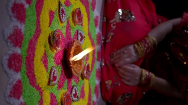 Lâmpadas Diya Tradicionais Acesas Durante Celebração Diwali Vertical — Vídeo de Stock