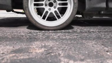 Yoldaki dizel araç egzoz borusu yüzünden hava kirliliği.