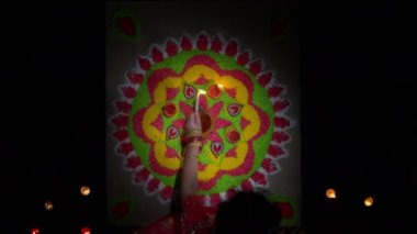 Mutlu Diwali - Diwali kutlamaları sırasında Diya lambaları yandı