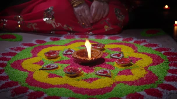 喜庆的Diwali Diya灯在Diwali庆典期间点亮 — 图库视频影像