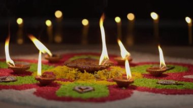 Geleneksel diya lambaları diwali kutlamalarında yanar