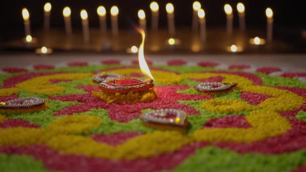 ディワリのお祝いの間に点灯伝統的なDiyaランプ — ストック動画