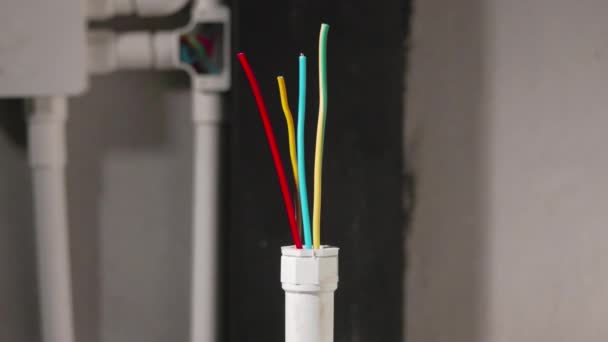 Pvc灯饰中的电工维修电线 翻新家居 — 图库视频影像