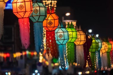 Yee Peng Festivali (Yi Peng) Chiang Mai. Şehir merkezinde dekore edilmiş kağıt fenerler, Chiang Mai, Tayland.