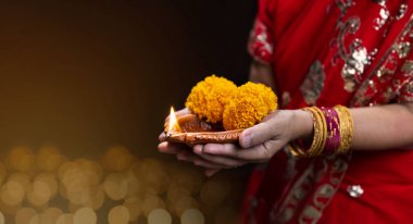 Geleneksel diya lambaları diwali kutlamalarında yanar