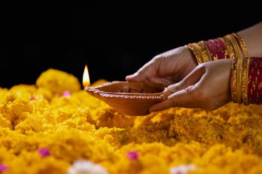 Geleneksel diya lambaları diwali kutlamalarında yanar