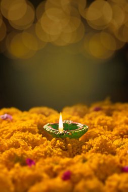 Diwali, Diwali ya da Dipawali kutlamalarında yanan Clay diya lambaları Hindistan 'ın en büyük ve en önemli bayramıdır..