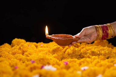 Diwali, Diwali ya da Dipawali kutlamalarında yanan Clay diya lambaları Hindistan 'ın en büyük ve en önemli bayramıdır..