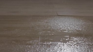 Kırık bir boru yüzünden yere düşen su damlaları.