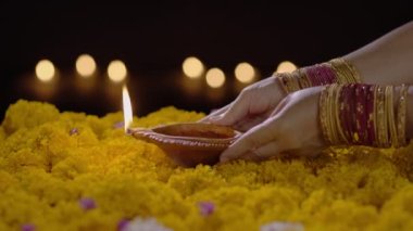 Diwali kutlamaları sırasında kil diya lambaları yandı.