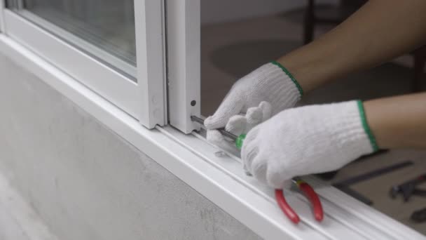 Bauarbeiter Repariert Das Schiebefenster — Stockvideo