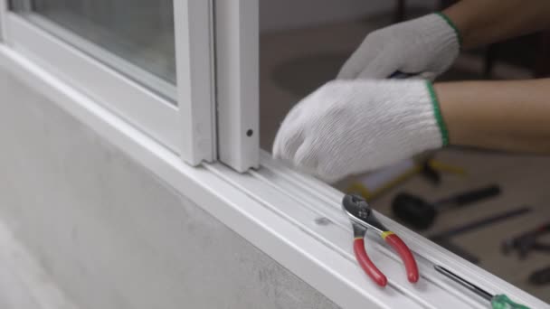 Travailleur Construction Réparer Fenêtre Coulissante — Video